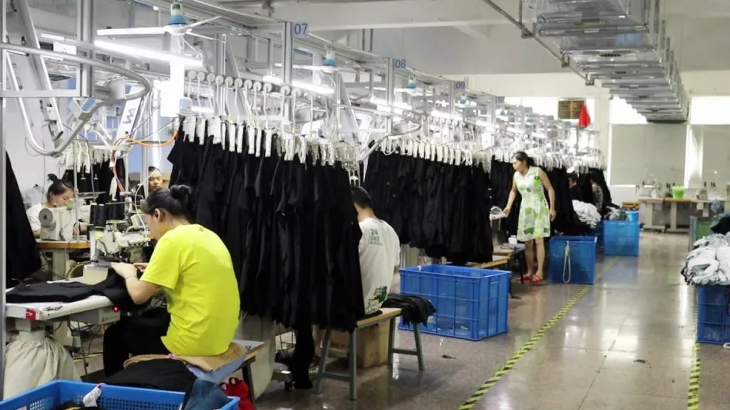 Garment production on a hanging line
