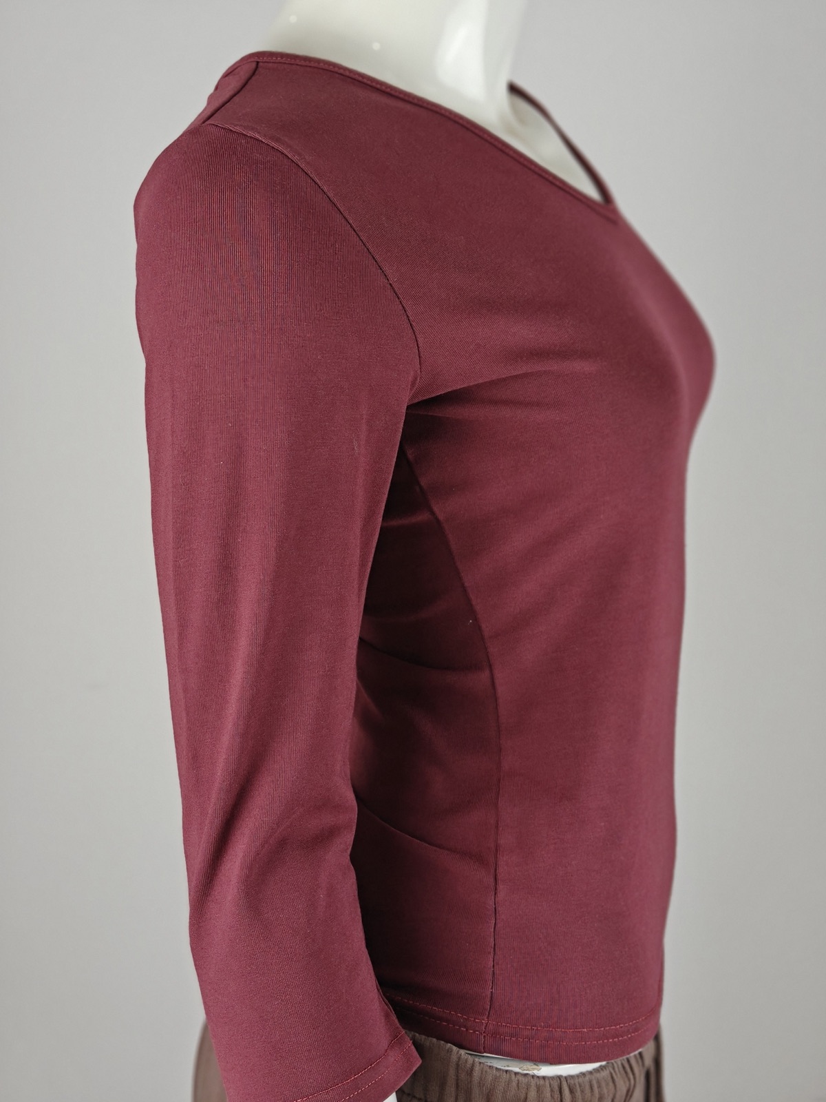 YC-21163-2 Maroon V-Neck Three-Quarter Sleeve Fitted Top product detail