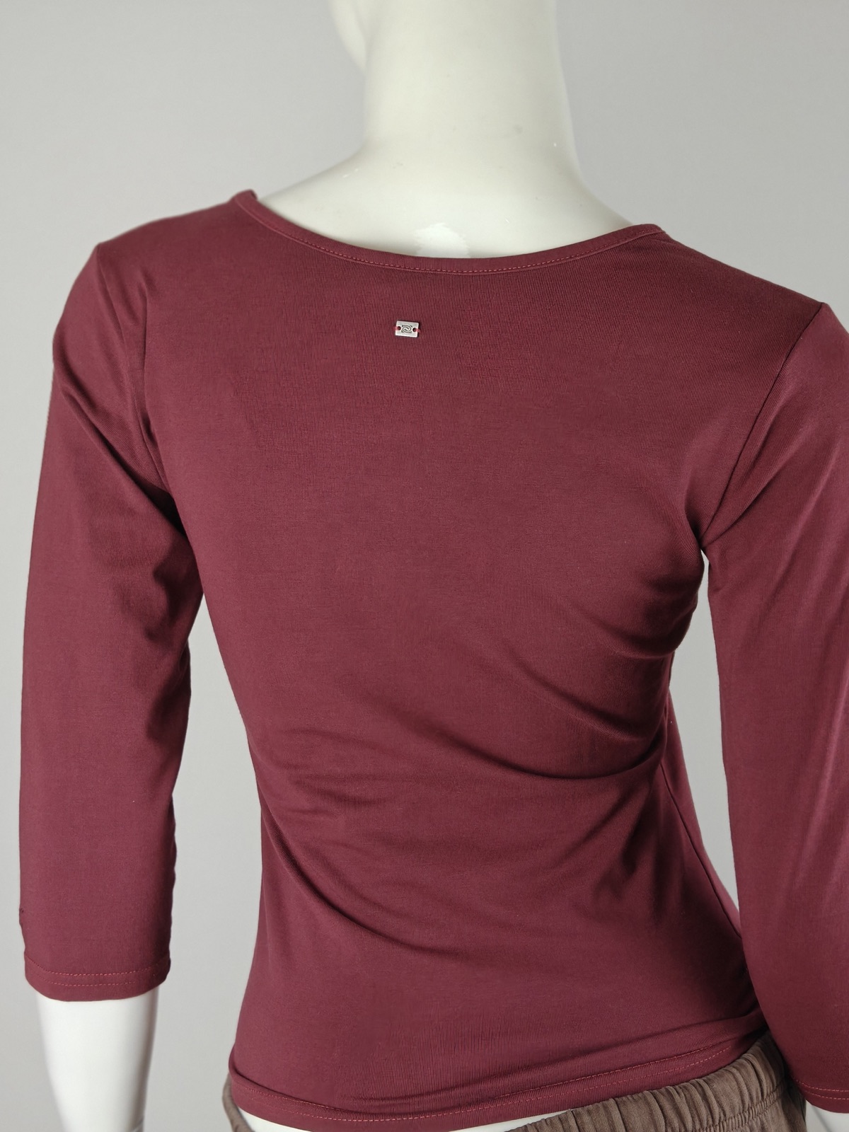 YC-21163-3 Maroon V-Neck Three-Quarter Sleeve Fitted Top product detail