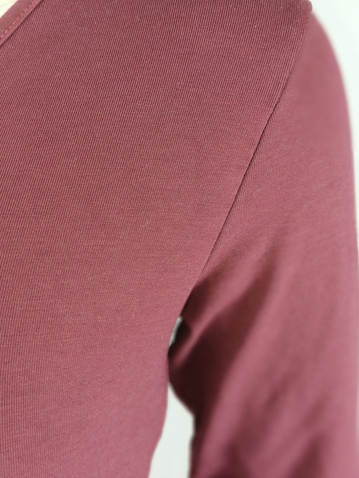 YC-21163-4 Maroon V-Neck Three-Quarter Sleeve Fitted Top product detail